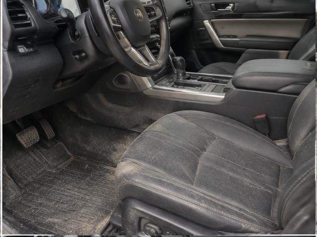 Range Rover waiting at home for a mobile detail